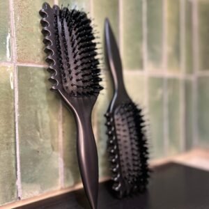 Brosse définissante et démêlante