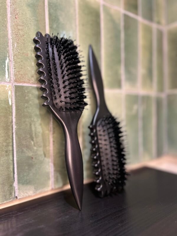 Brosse définissante et démêlante